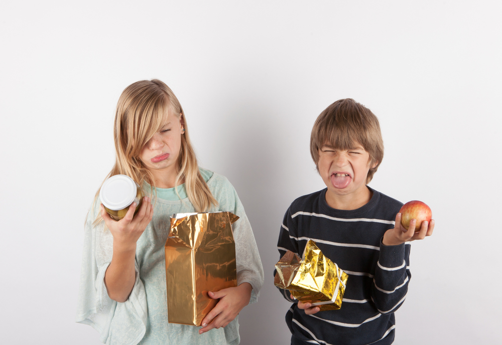 Frères et soeurs décus de leurs cadeaux de Noël qui boudent
